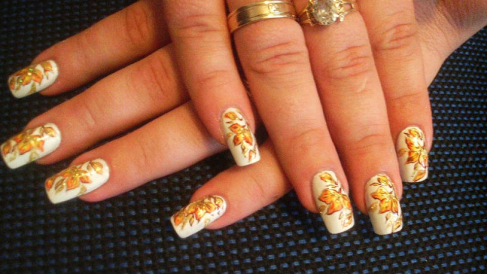 Френч на ногтях с золотыми листьями