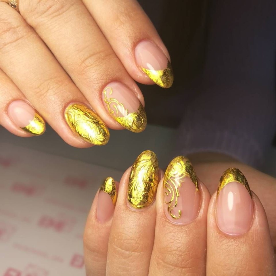 Маникюр с листьями осень