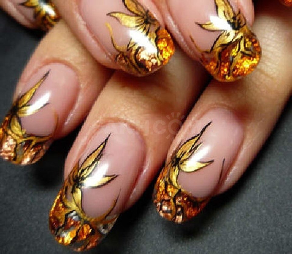 Золотые листочки на ногтях