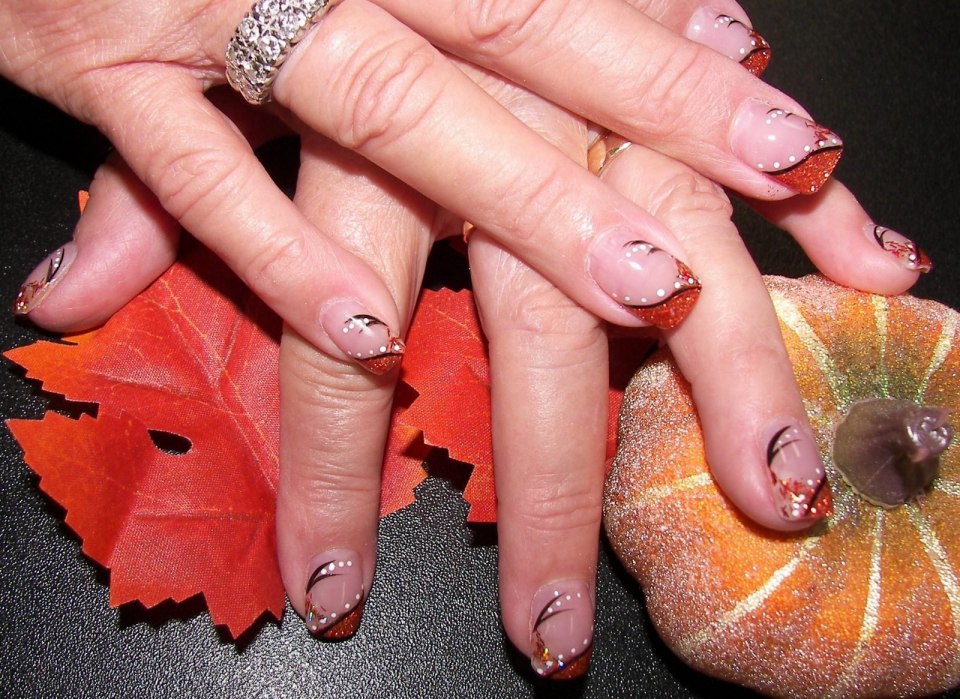 Жёлтый маникюр с листочками