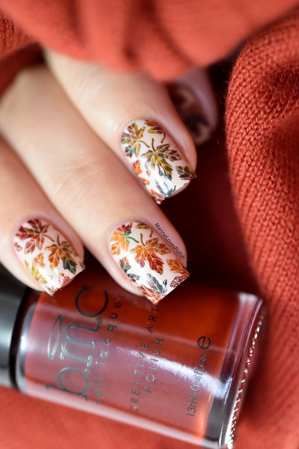 Красный маникюр с осенним листиком