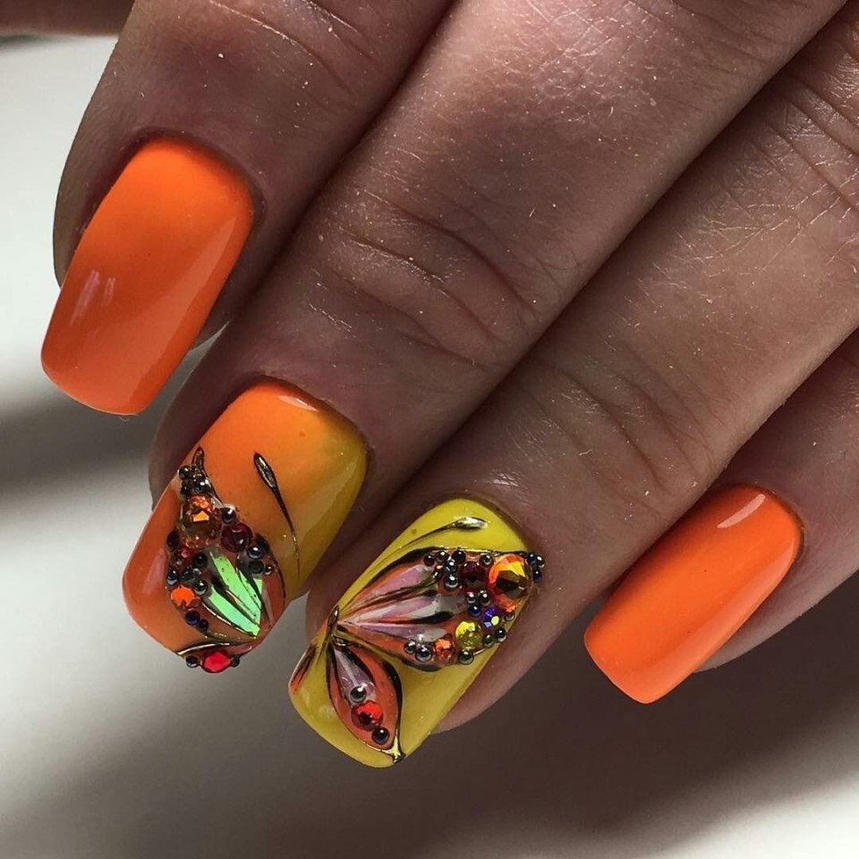 Маникюр с кленовым листом