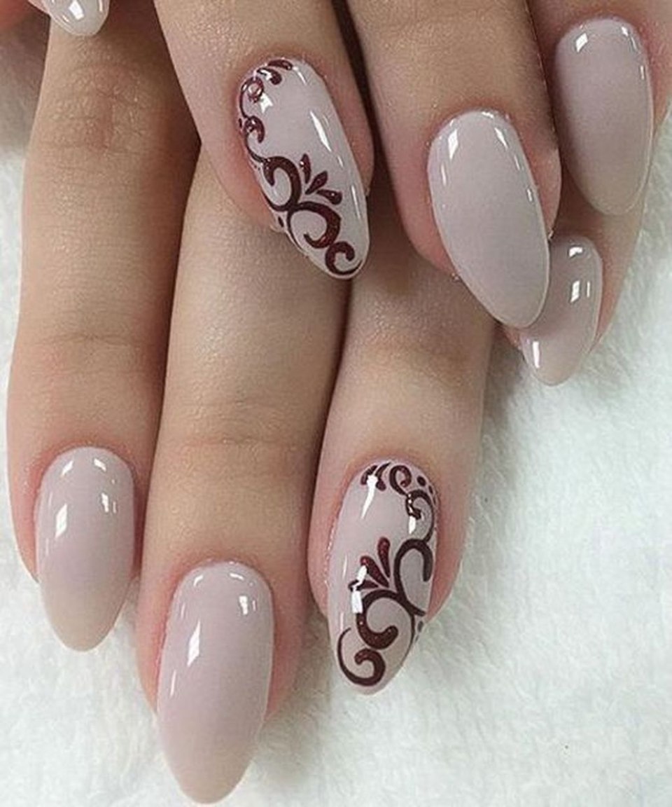 Светлый маникюр на овальные ногти