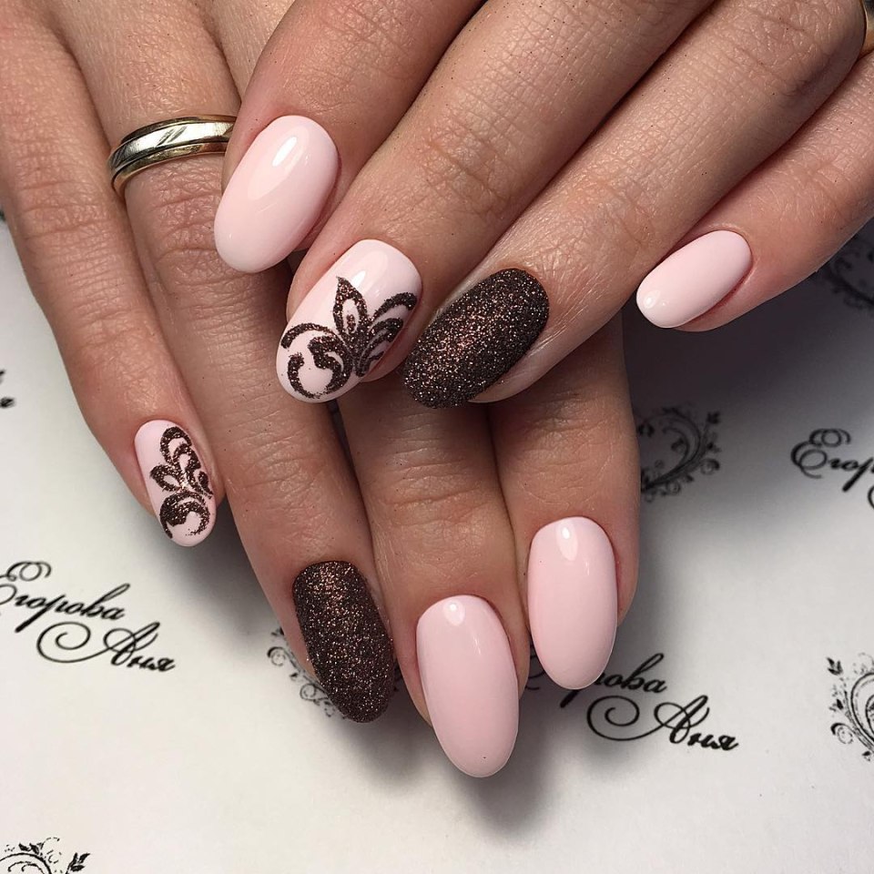 Маникюр в коричнево розовых тонах