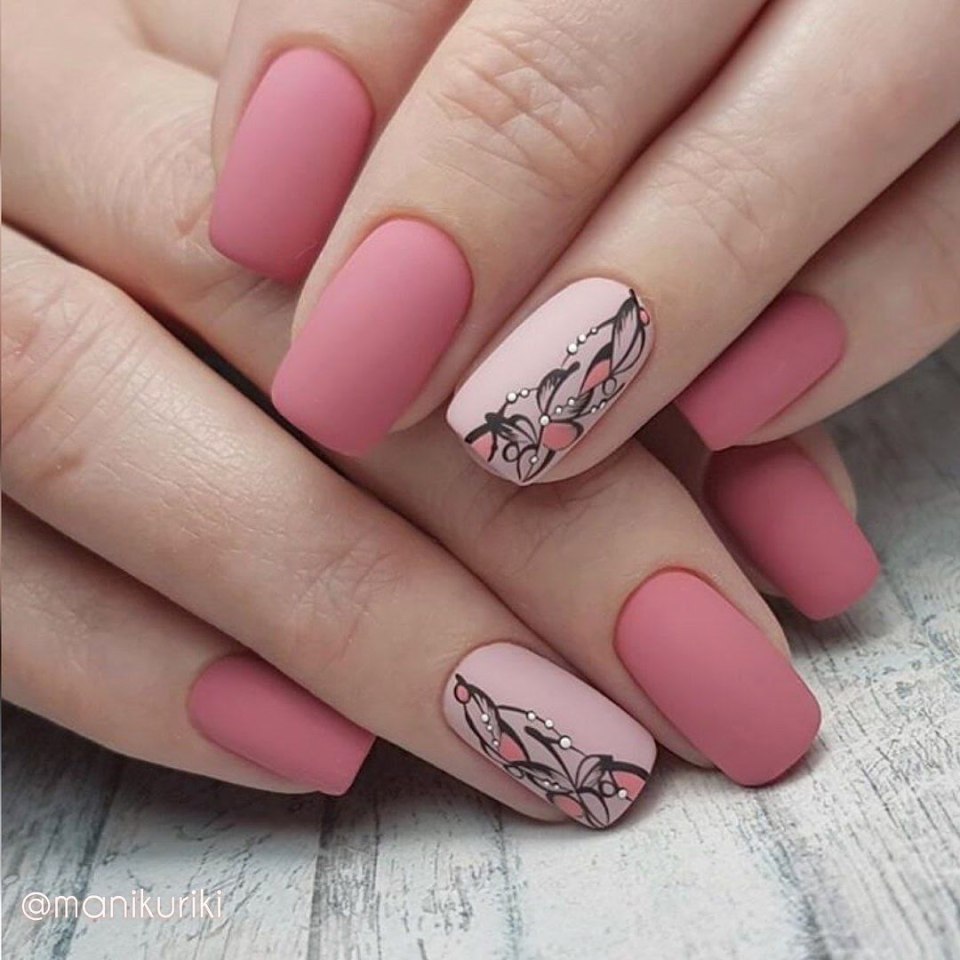 Розовый маникюр с рисунком