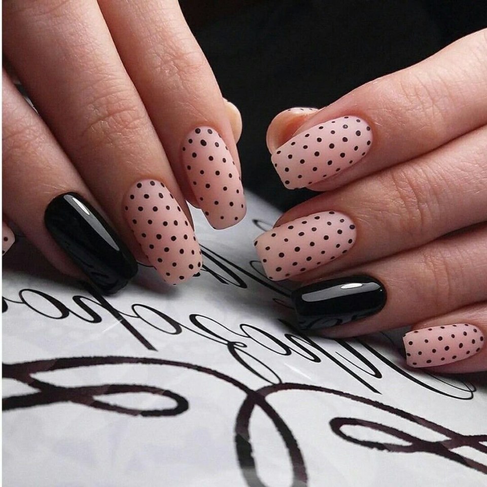 Маникюр розовый с черным