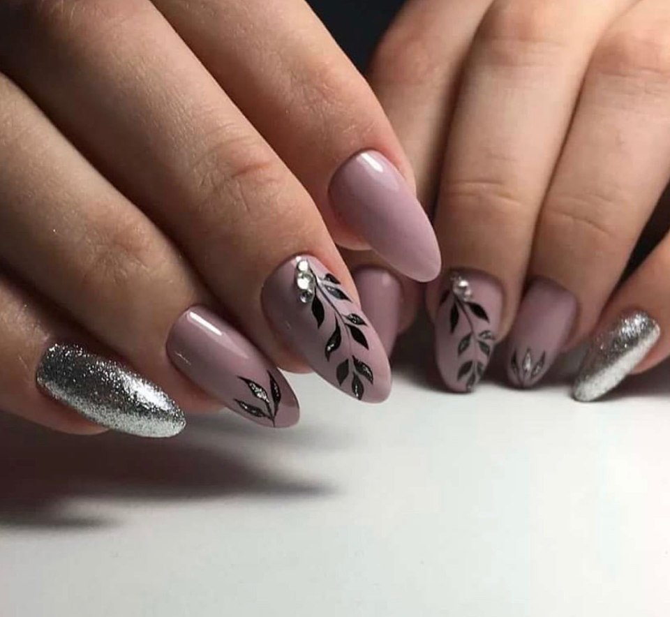 Серебристый маникюр с дизайном