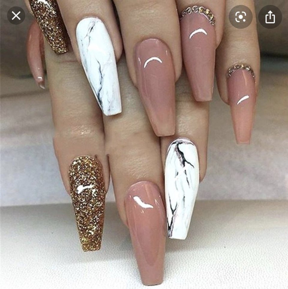 Бежевые длинные ногти