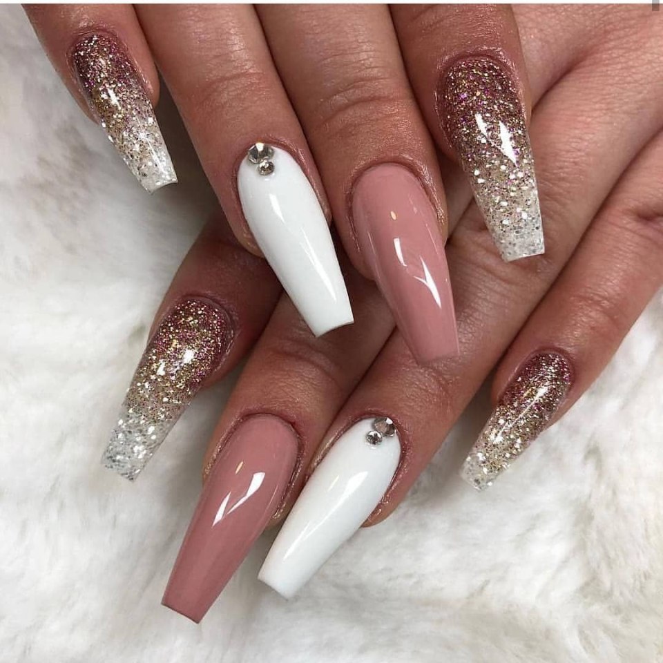 Белый маникюр с золотыми полосками