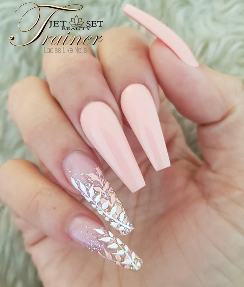 Маникюр со стразами и блестками