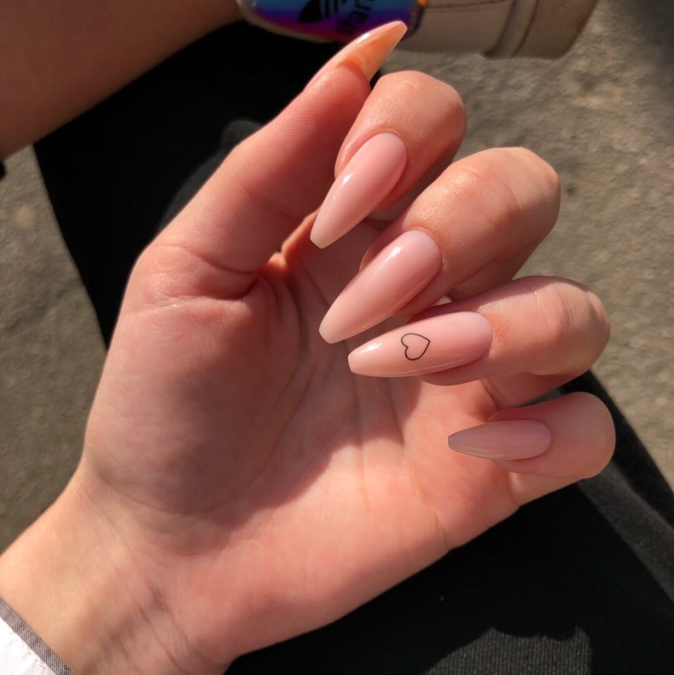 Французский маникюр балерина