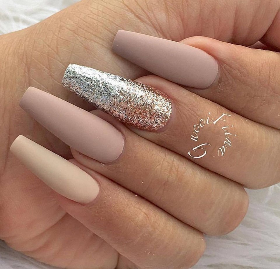 Маникюр в светлых тонах на длинные ногти