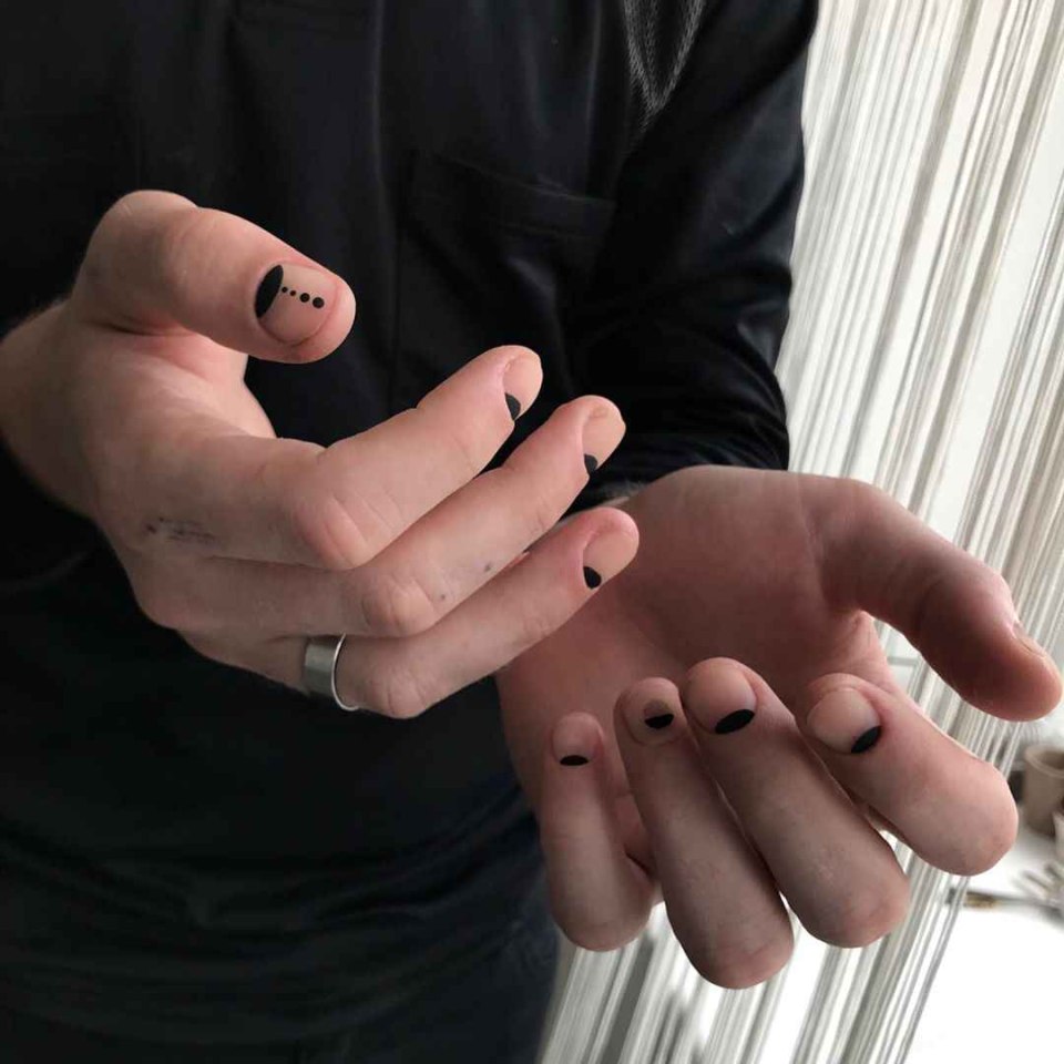 Чёрные ногти у парней