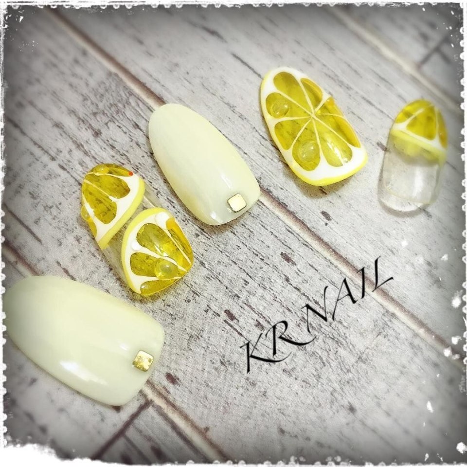 Маникюр с фруктами и капельками
