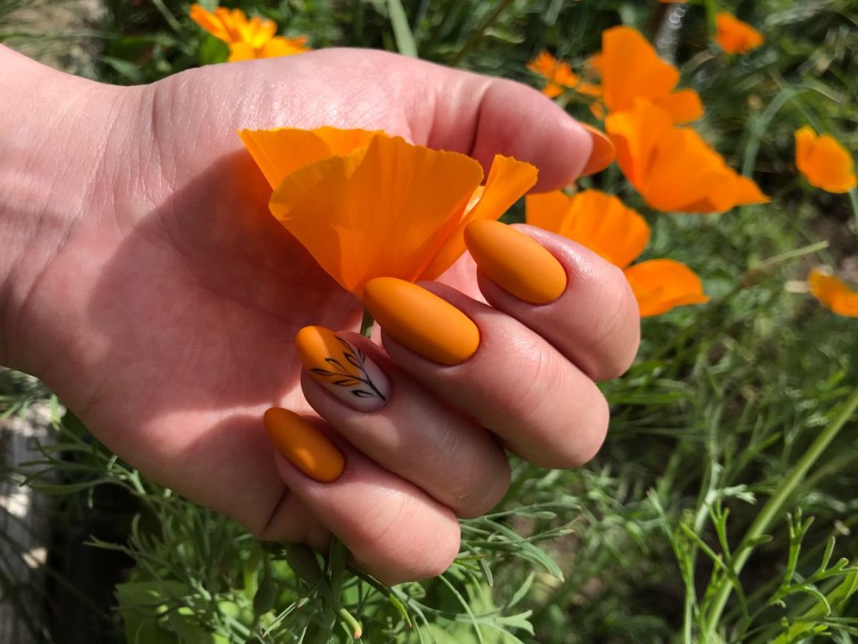 Оранжевый маникюр миндаль