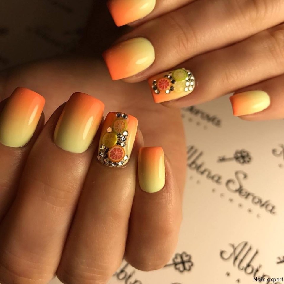 Маникюр оранжевый с желтым со стразами