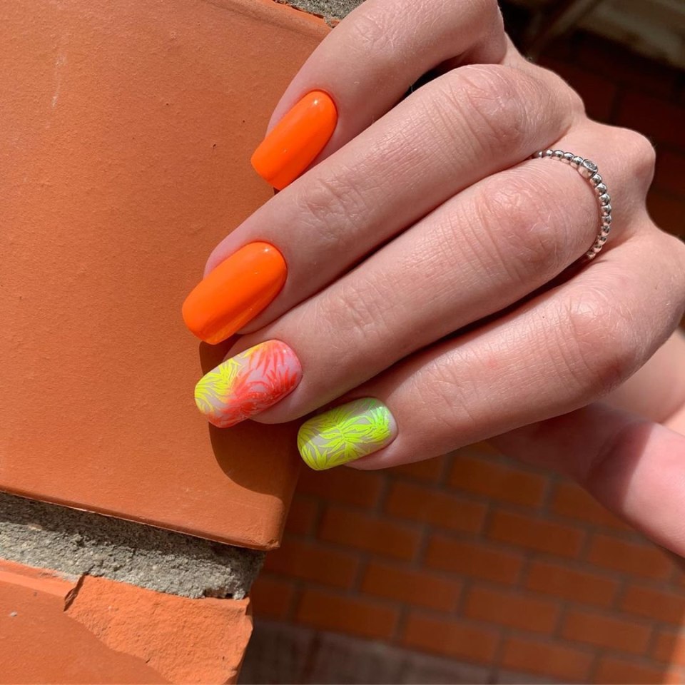 Яркий летний маникюр оранжевый