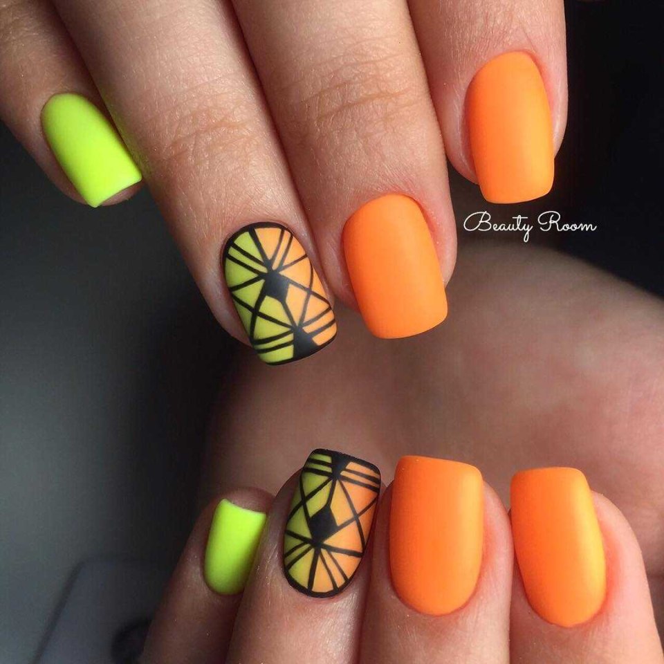 Маникюр салатовый с оранжевым