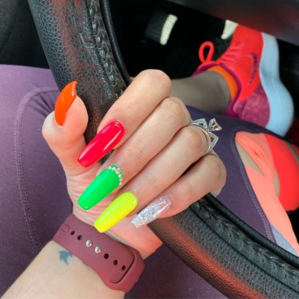 Яркий маникюр оранжевый кислотный