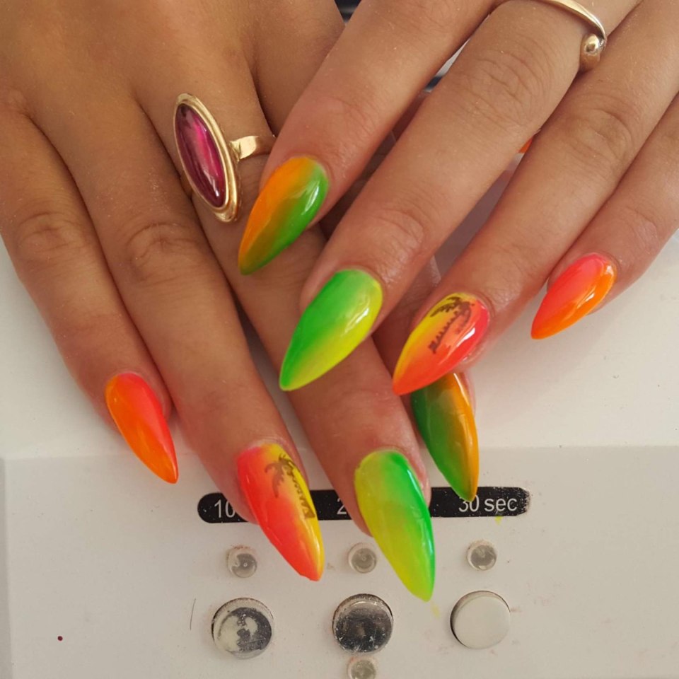 Ногти яркие летние миндаль