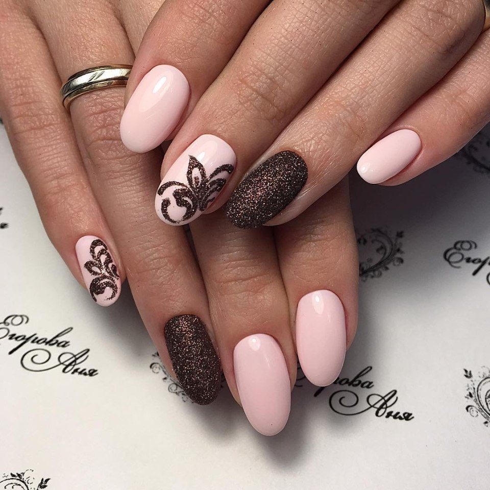 Бабочка на ногтях