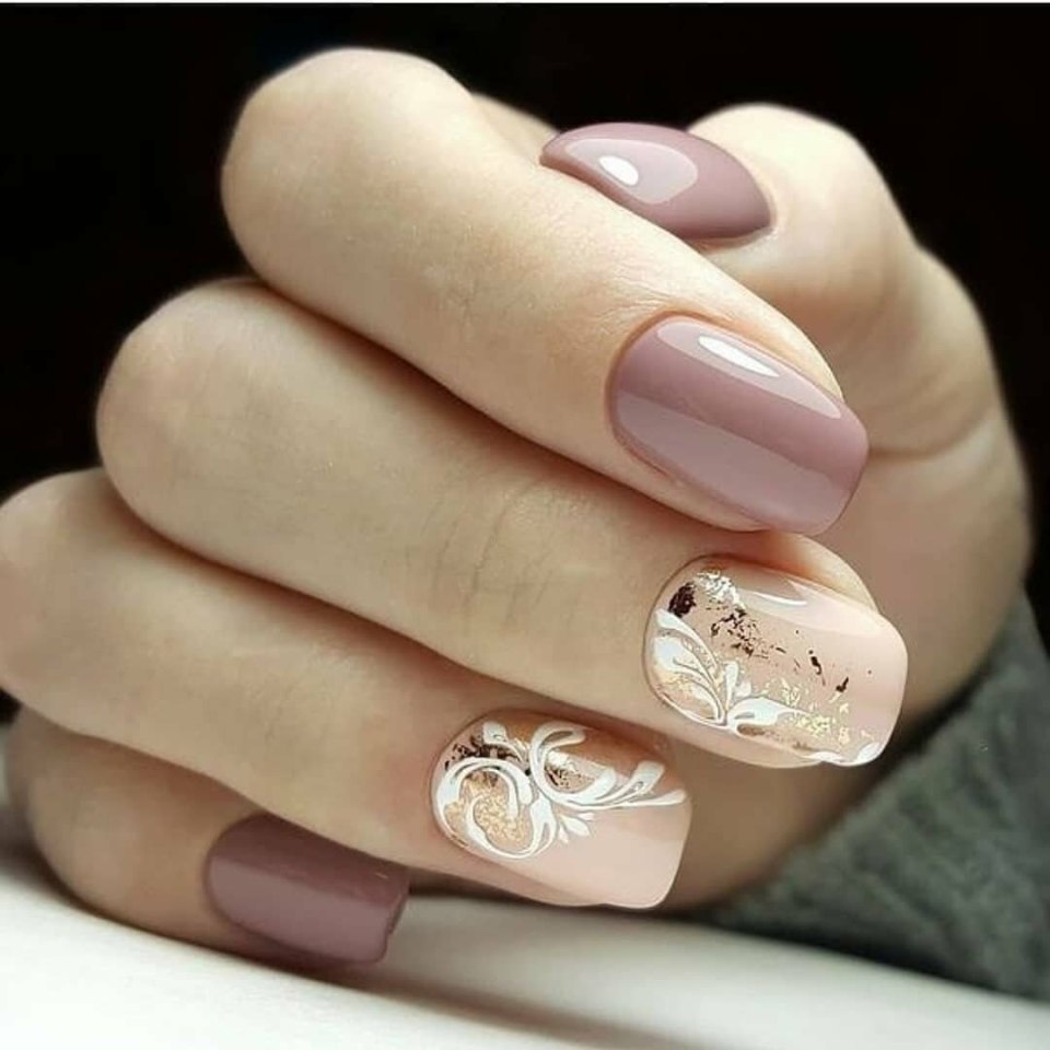 Маникюр на квадратные ногти нежный геометрия