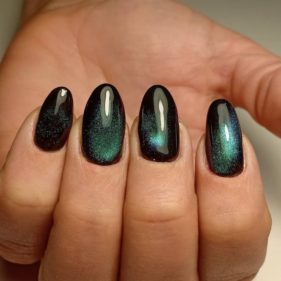 Эффект кошачьего глаза на ногтях