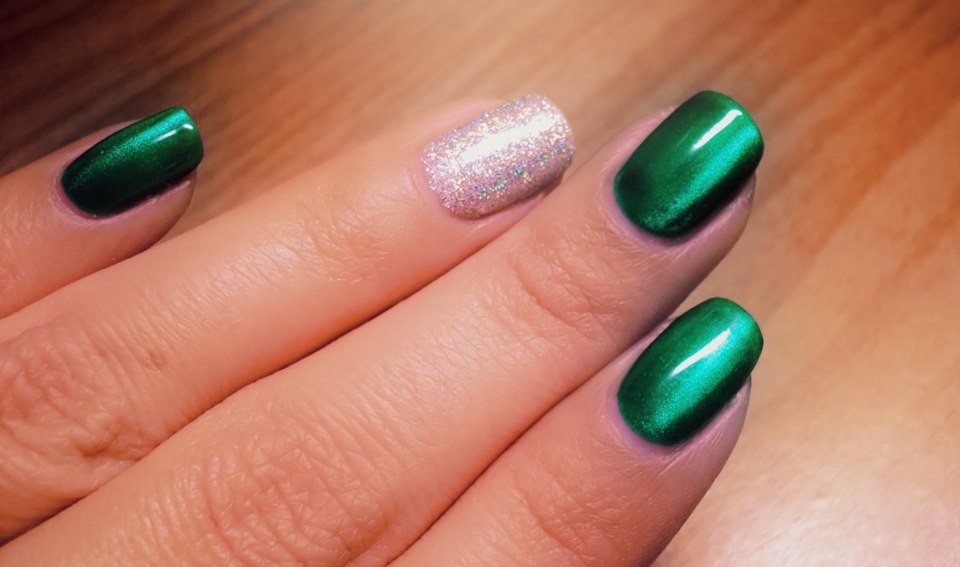 Кошачий глаз маникюр розовый с блестками