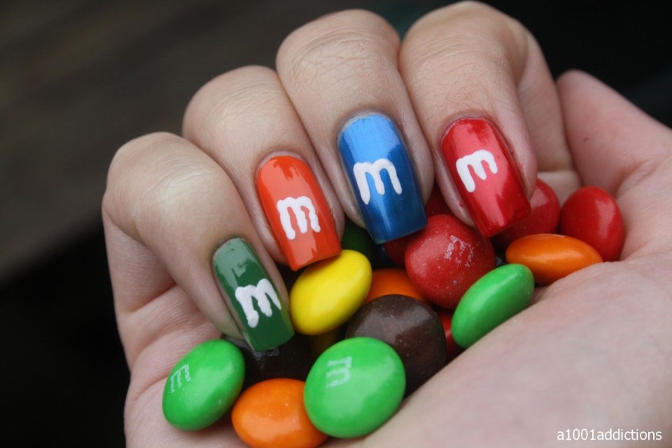 Маникюр с дизайном m&m