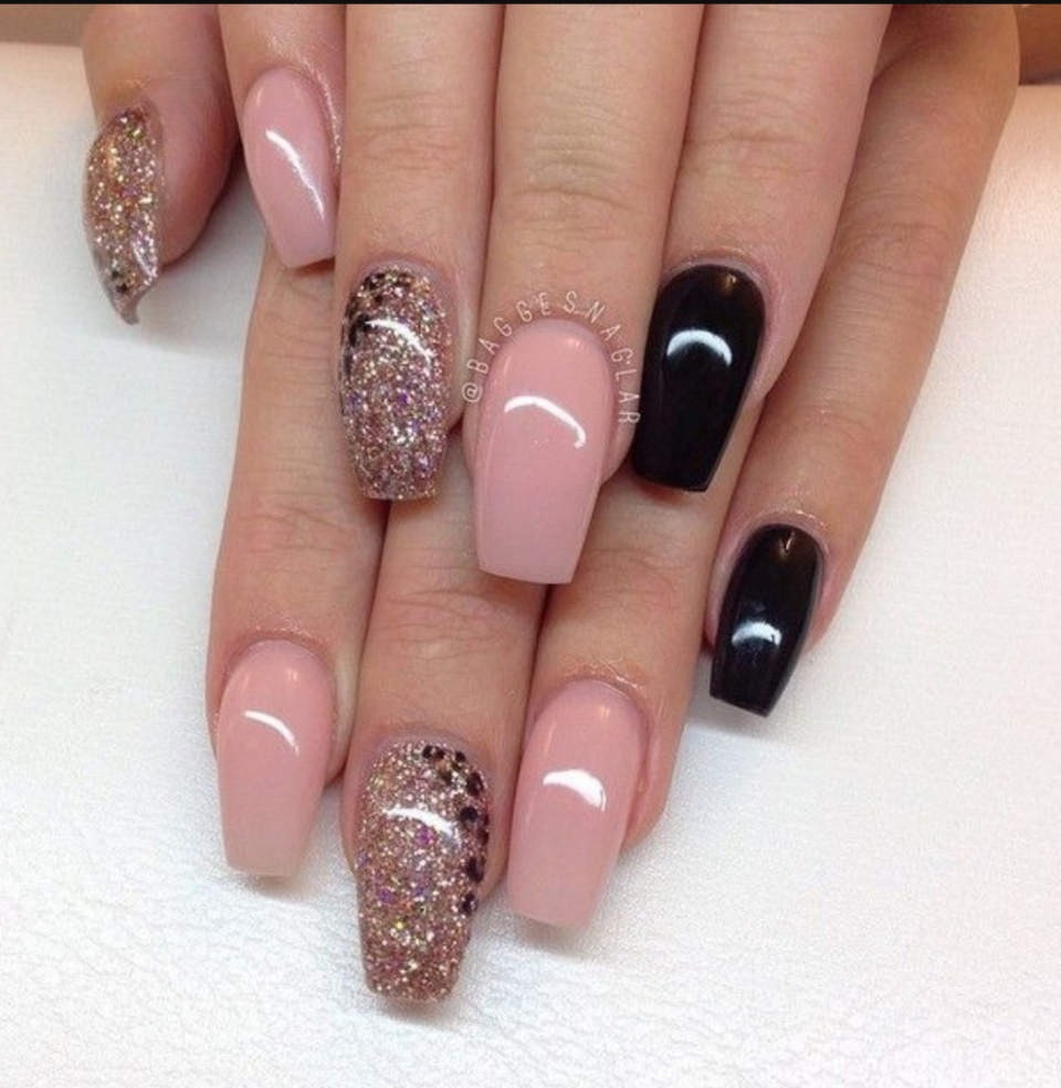 Маникюр розовый с черным