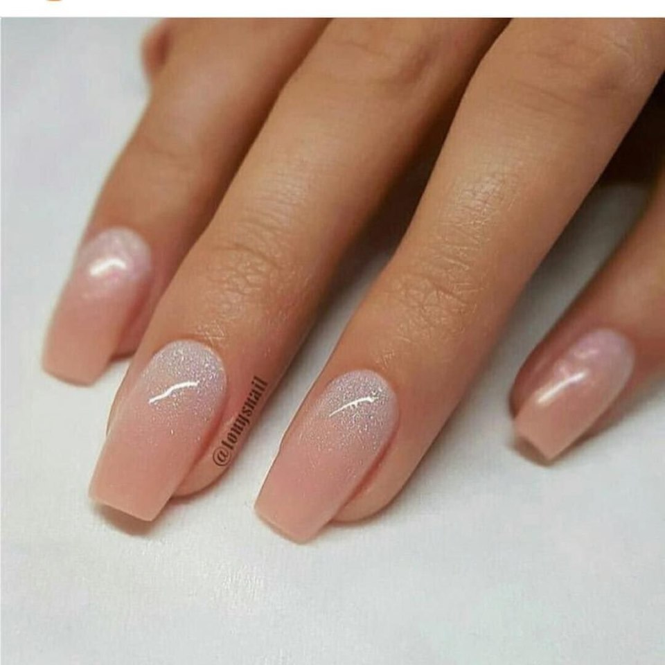 Маникюр естественный нежный