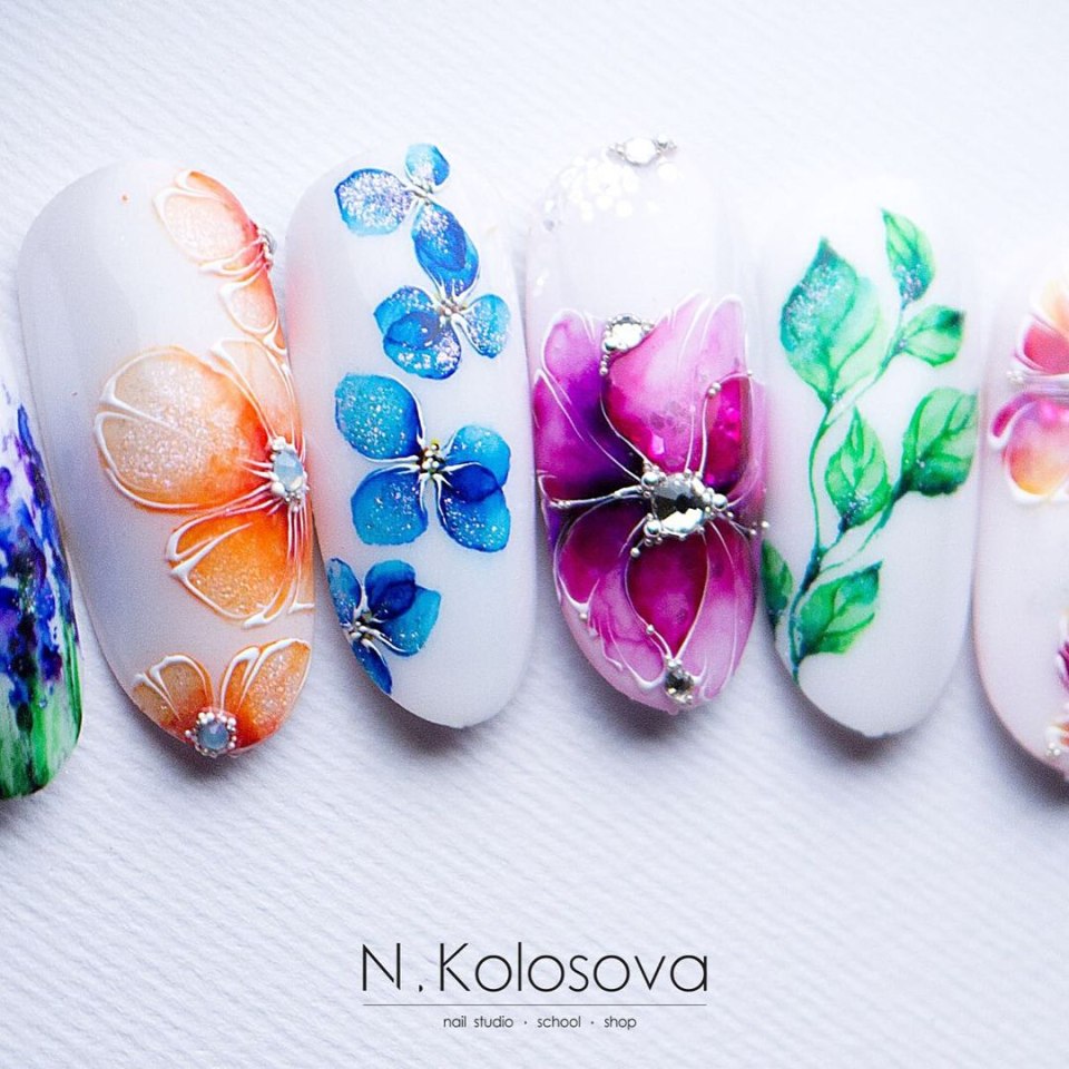 Малиновые ногти с наклейками