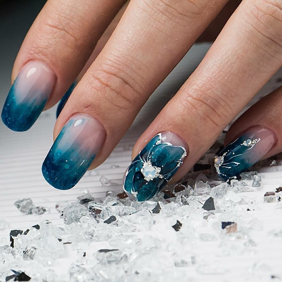 Дизайн ногтей камуфляжной базой со стразами