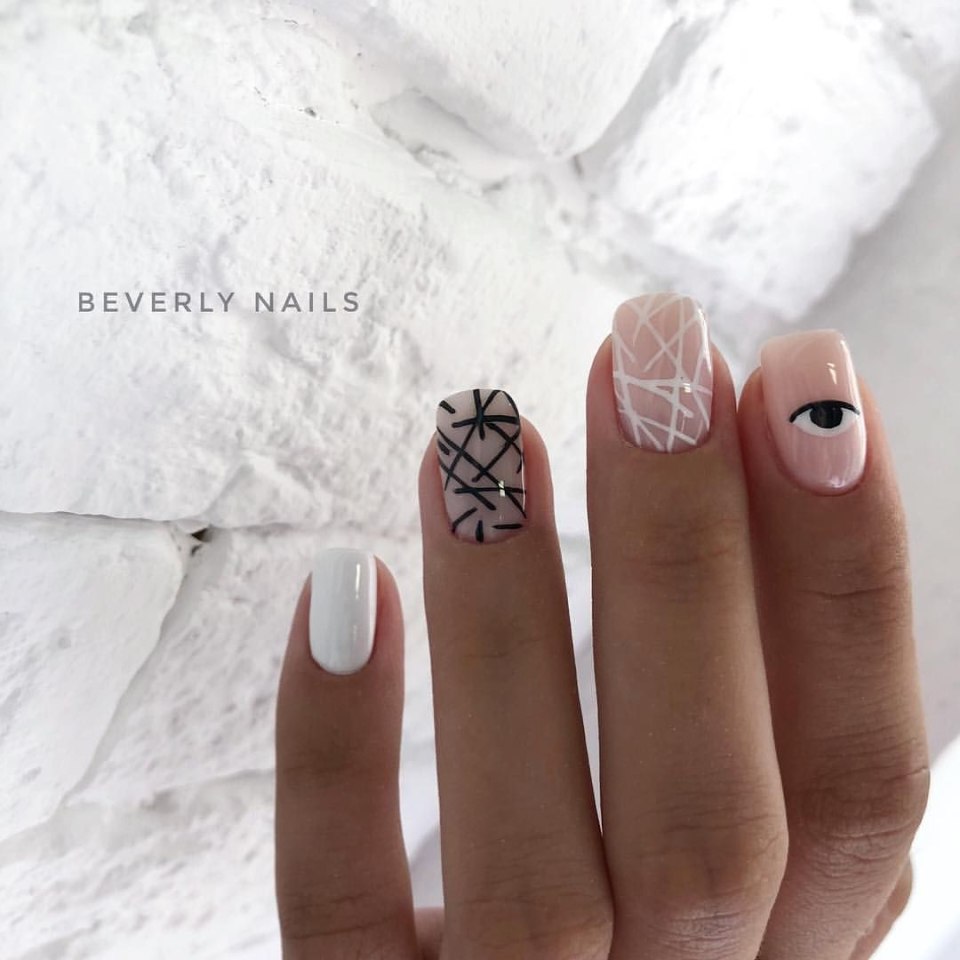 Френч маникюр миндаль с бабочками