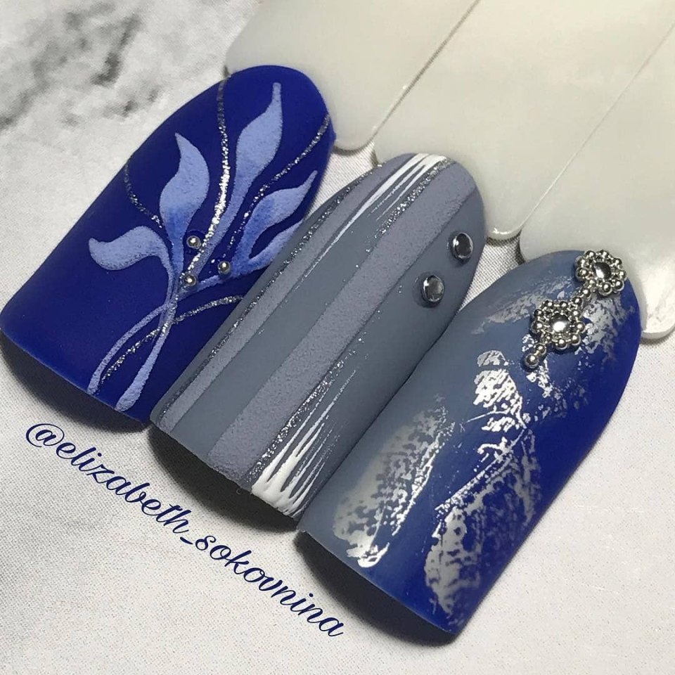 Крупные цветы на ногтях