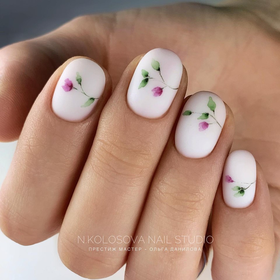 Светлый маникюр с диза