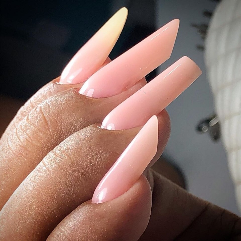 Красивые руки с короткими ногтями