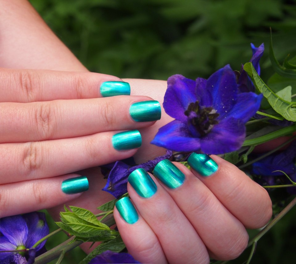 Нарощенные ногти на ногах длинные