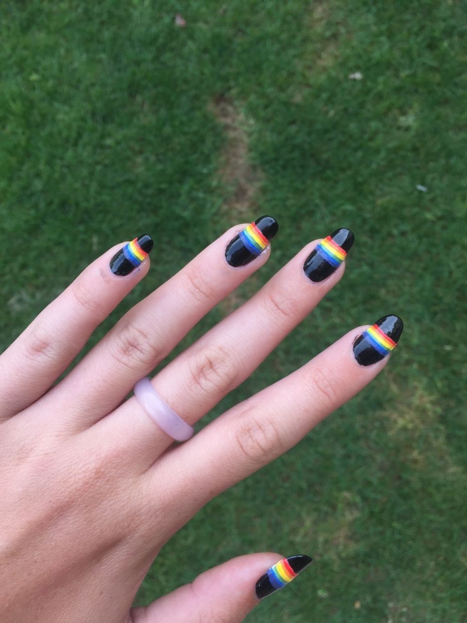 Стильная девушка с маникюром