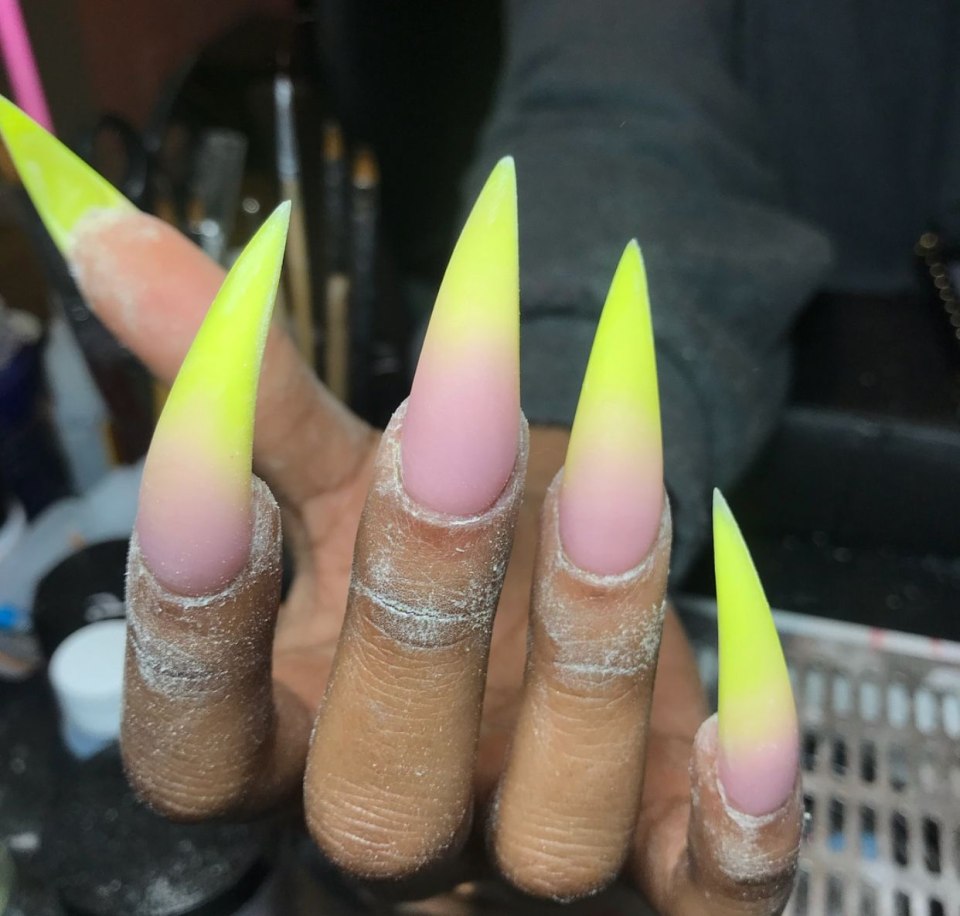 Розовый маникюр на длинные