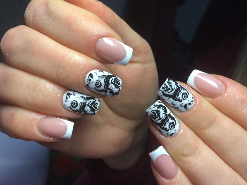 Белые ногти со стемпингом