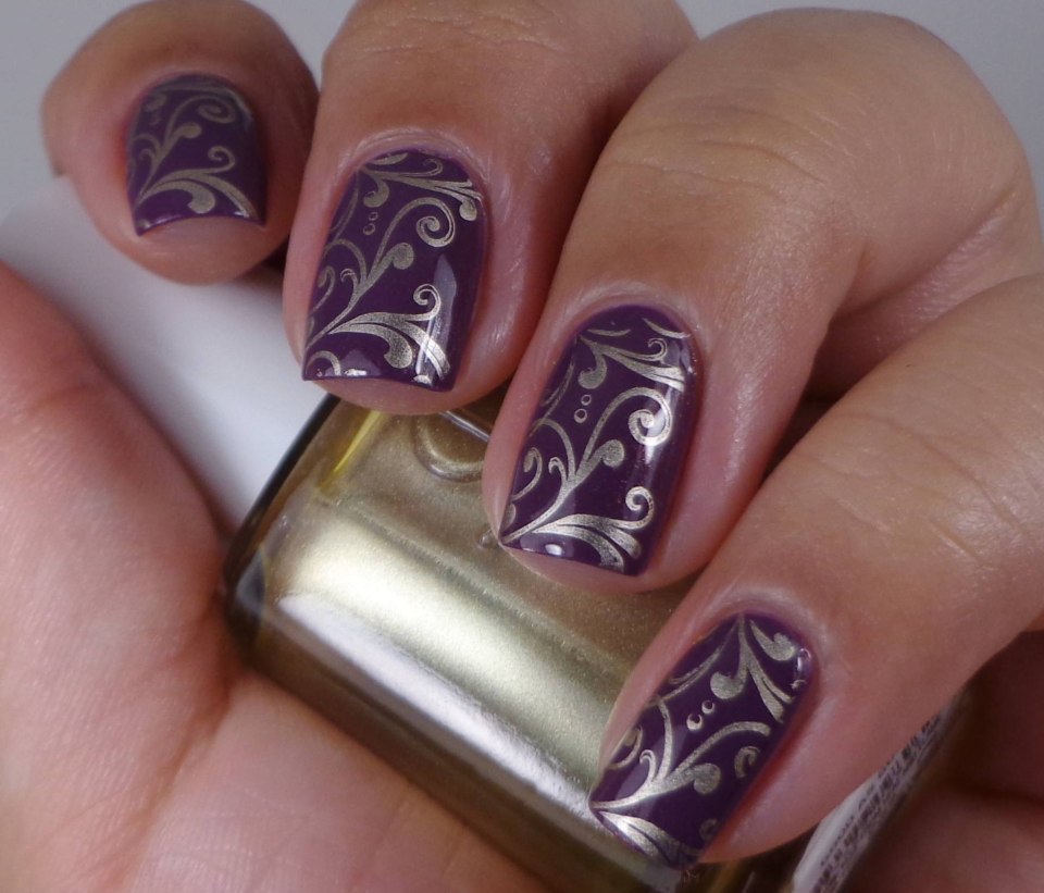 Маникюр со стемпингом на коротких