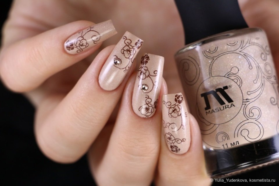 Нежный маникюр со стемпингом