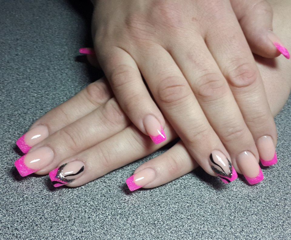 Светлый маникюр со стемпингом