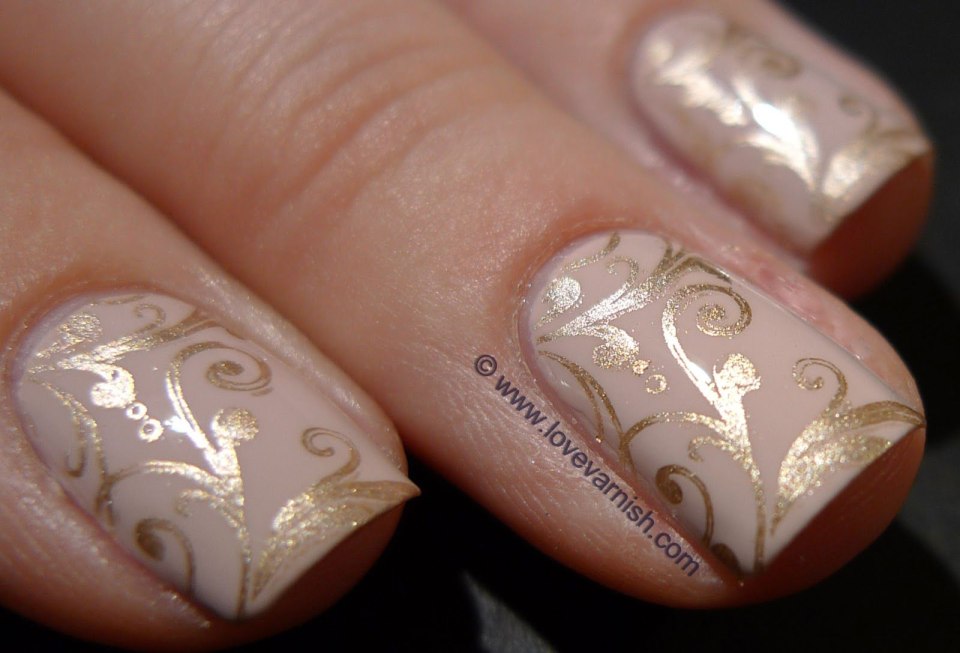 Летний маникюр со стемпингом