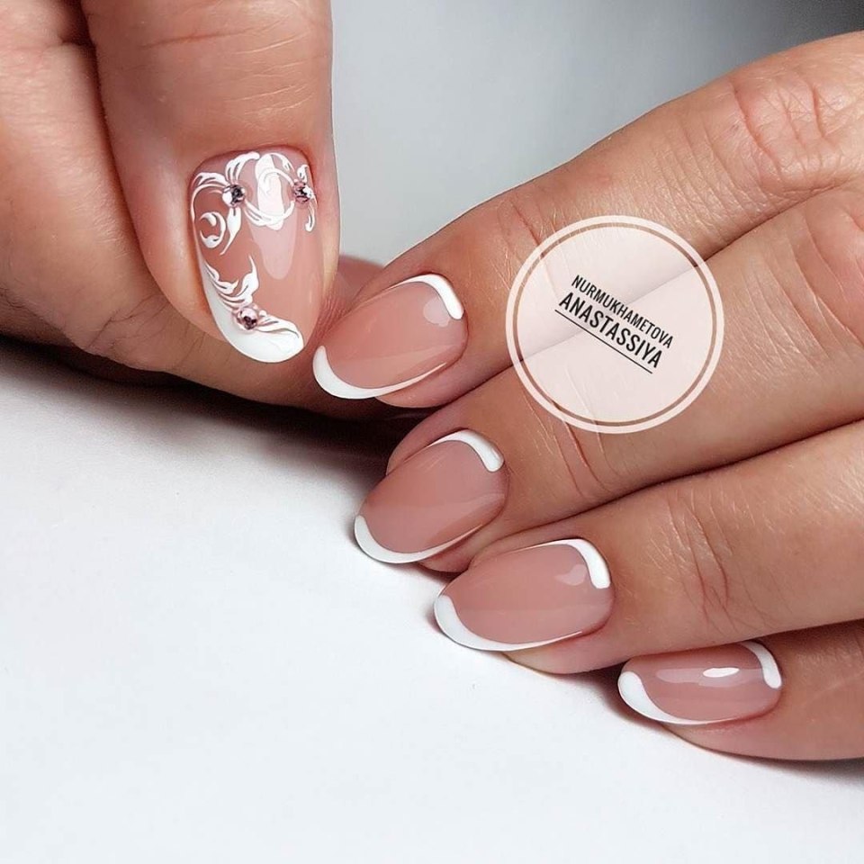 Серый маникюр со стемпингом