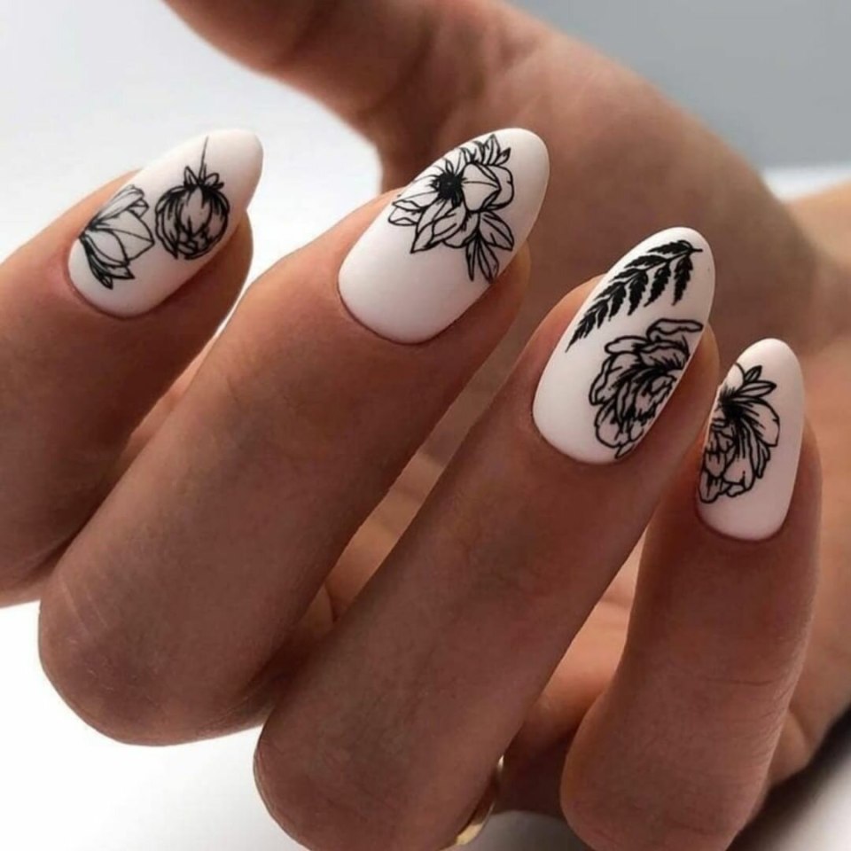 Маникюр со стемпингом веточки