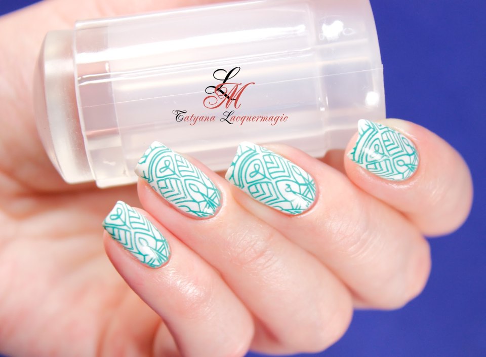 Черно белый маникюр со стемпингом