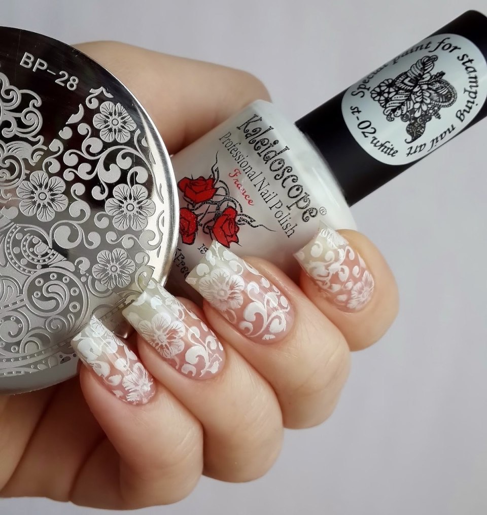 Маникюр с кружевом