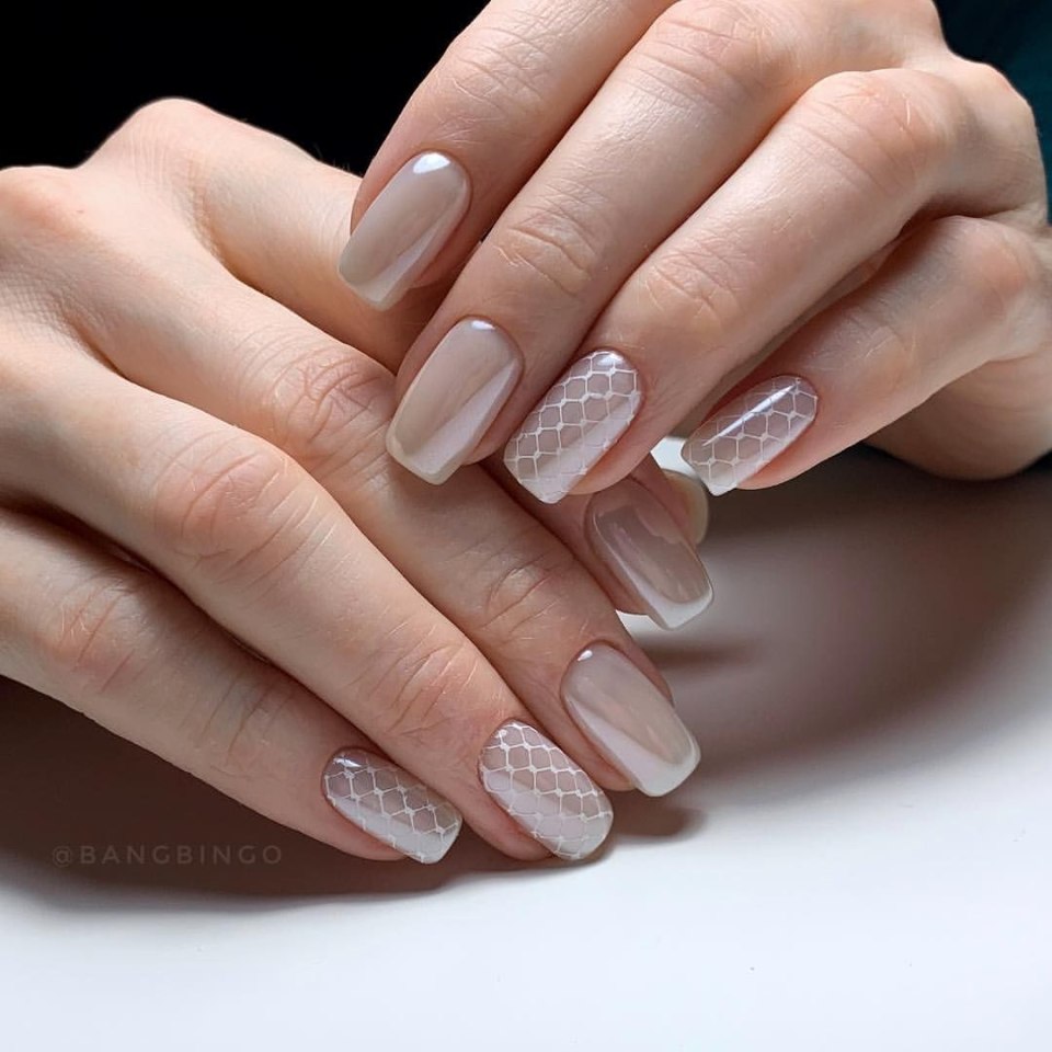 Нежный маникюр со стемпингом